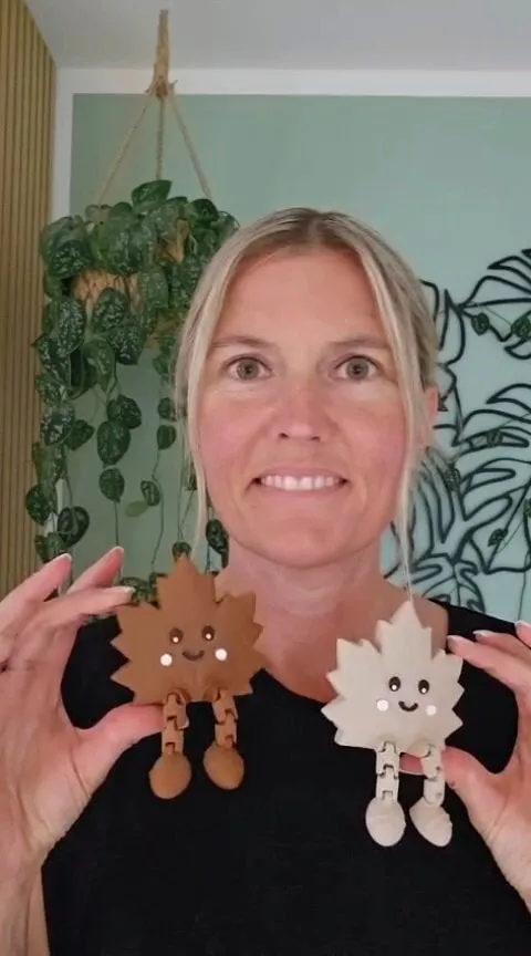 Christine hält zwei handgemachte Blatt-Figuren von Lunalou in die Kamera